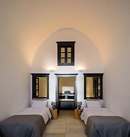 Firalia, Casa In Rock Suites