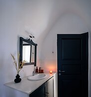 Firalia, Casa In Rock Suites