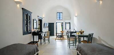 Firalia, Casa In Rock Suites