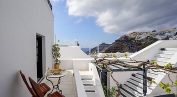 Firalia, Casa In Rock Suites