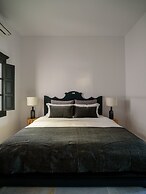 Firalia, Casa In Rock Suites