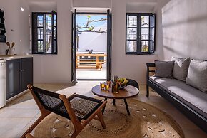 Firalia, Casa In Rock Suites