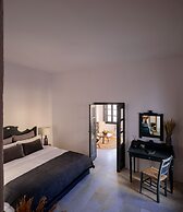 Firalia, Casa In Rock Suites