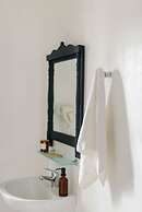 Firalia, Casa In Rock Suites