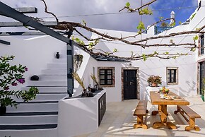 Firalia, Casa In Rock Suites