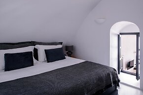 Firalia, Casa In Rock Suites