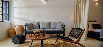 Firalia, Casa In Rock Suites