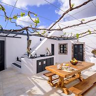 Firalia, Casa In Rock Suites