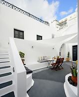 Firalia, Casa In Rock Suites