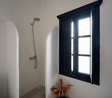 Firalia, Casa In Rock Suites