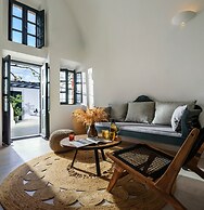 Firalia, Casa In Rock Suites