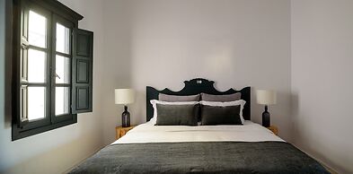 Firalia, Casa In Rock Suites