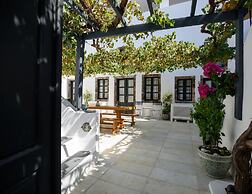 Firalia, Casa In Rock Suites