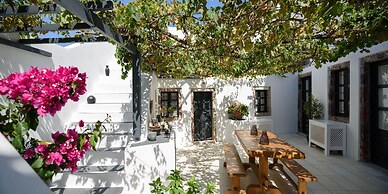 Firalia, Casa In Rock Suites