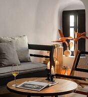 Firalia, Casa In Rock Suites