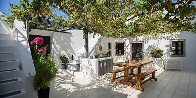 Firalia, Casa In Rock Suites