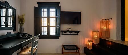 Firalia, Casa In Rock Suites