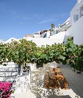 Firalia, Casa In Rock Suites