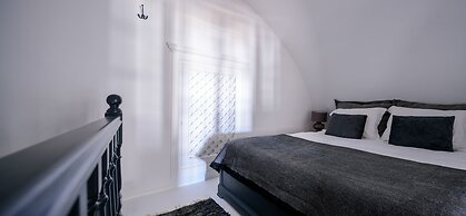 Firalia, Casa In Rock Suites