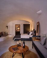 Firalia, Casa In Rock Suites