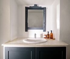 Firalia, Casa In Rock Suites