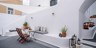 Firalia, Casa In Rock Suites