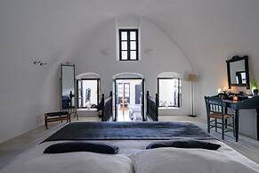 Firalia, Casa In Rock Suites