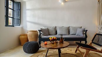 Firalia, Casa In Rock Suites