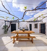 Firalia, Casa In Rock Suites