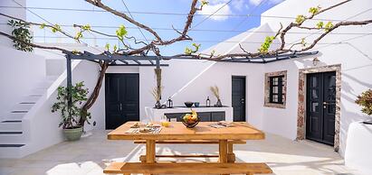 Firalia, Casa In Rock Suites