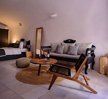 Firalia, Casa In Rock Suites