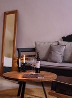 Firalia, Casa In Rock Suites