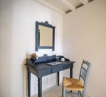 Firalia, Casa In Rock Suites