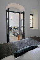 Firalia, Casa In Rock Suites