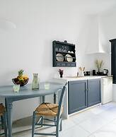 Firalia, Casa In Rock Suites