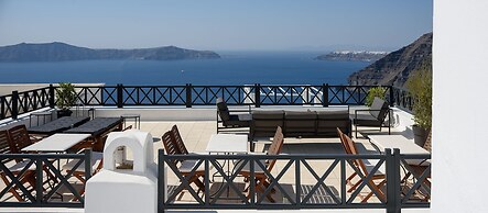 Firalia, Casa In Rock Suites