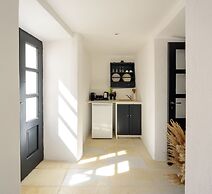 Firalia, Casa In Rock Suites