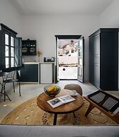 Firalia, Casa In Rock Suites