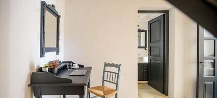 Firalia, Casa In Rock Suites