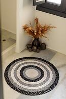 Firalia, Casa In Rock Suites