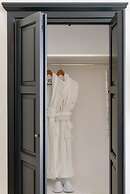 Firalia, Casa In Rock Suites