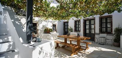 Firalia, Casa In Rock Suites