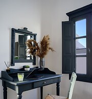 Firalia, Casa In Rock Suites