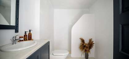 Firalia, Casa In Rock Suites