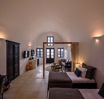 Firalia, Casa In Rock Suites