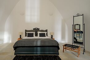 Firalia, Casa In Rock Suites