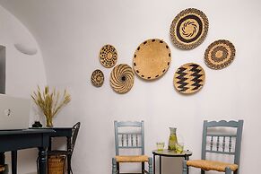 Firalia, Casa In Rock Suites