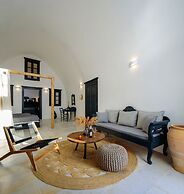 Firalia, Casa In Rock Suites