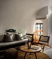 Firalia, Casa In Rock Suites