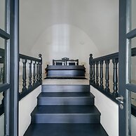 Firalia, Casa In Rock Suites